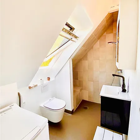 With Free Parking And Access To Garden *