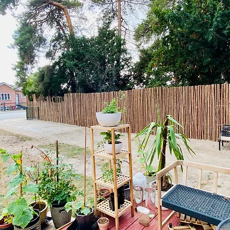 With Free Parking And Access To Garden Apartment *