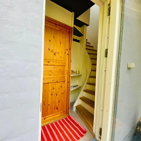 With Free Parking And Access To Garden Apartment